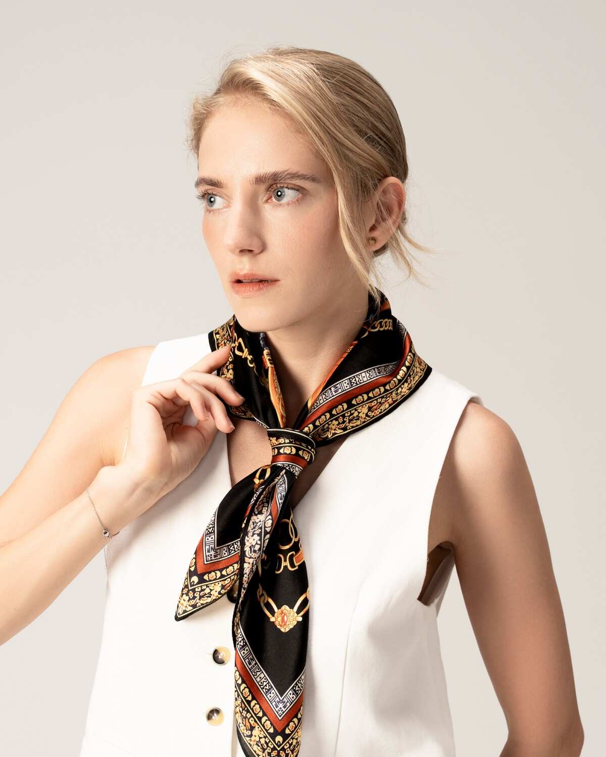 Four ways to tie/style a neck scarf Four ways to tie/style a neck scarf